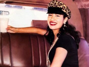 25 Rare Selena Photos That Serve Up Serious。